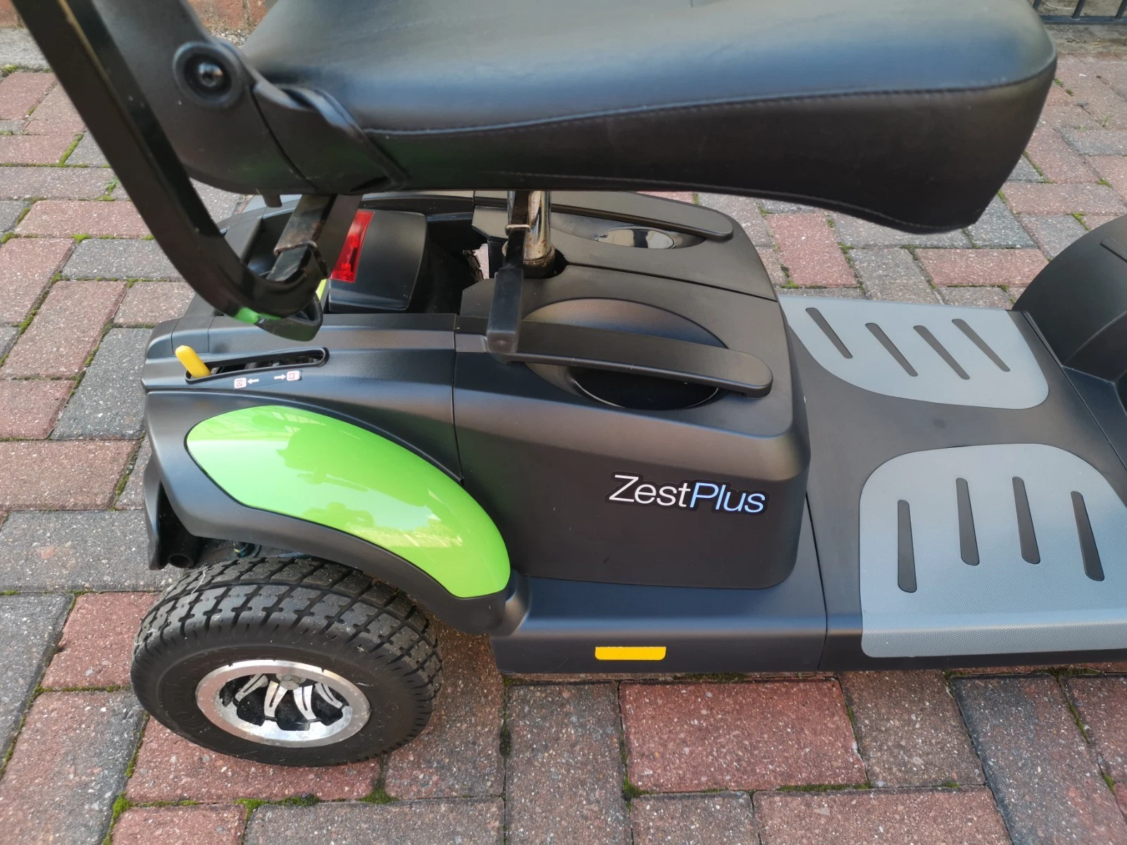 TGA Zest Plus Car Boot Portable Mobility Scooter with Suspension & Charger: - Image 9
